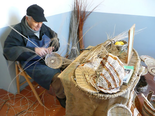 Vanni Vasco - Lavorazione di cestini in midollino, salice, ulivo...