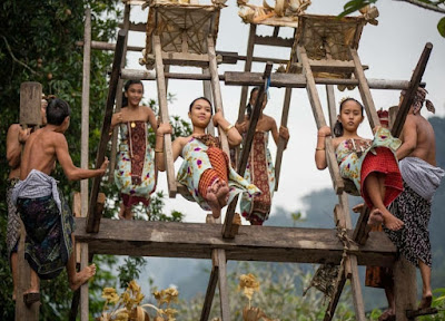 Tradisi main ayun-ayunan di Desa Tenganan
