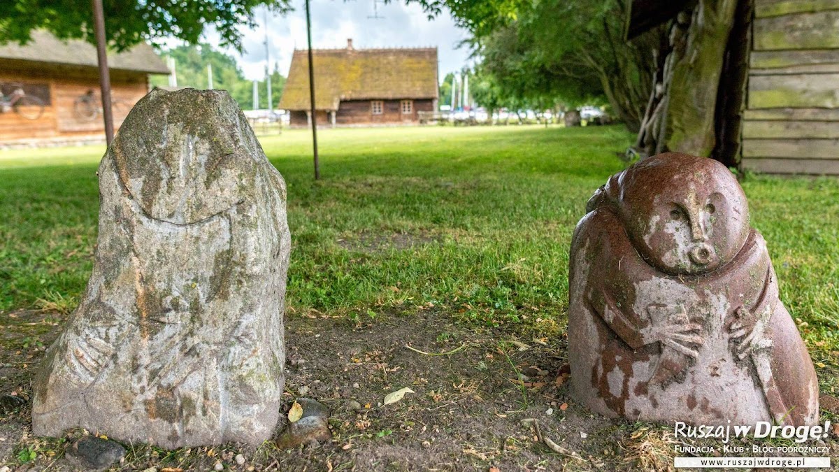 Skansen przy Muzeum Kultury Ludowej w Węgorzewie repliki bab pruskich