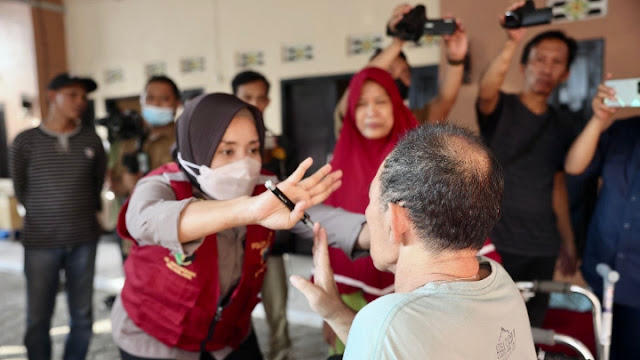 Pantau Korban Luka Tragedi Kanjuruhan di Probolinggo, BidDokkes Polda Jatim Turunkan Dokter Spesialis Mata dan Bedah dari sejumlah RS Bhayangkara di Jatim