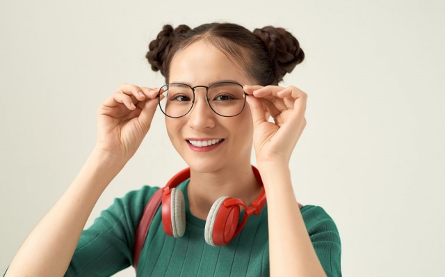 Kacamata memiliki dua manfaat untuk gaya hidup dan kesehatan mata 7 Cara Memilih Kacamata Sesuai Bentuk Wajah