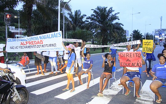 Alunas protestam contra fechamento de curso noturno da Escola Alfredo Magalhães 