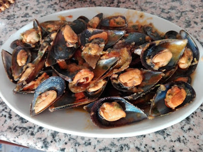 Mejillones con salsa de cebolla