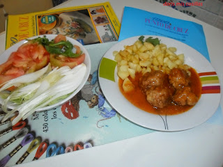 ALBÓNDIGAS EN SALSA CON PATATAS FRITAS Y ENSALADA.