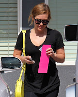 Hillary Duff carrying a pink envelope