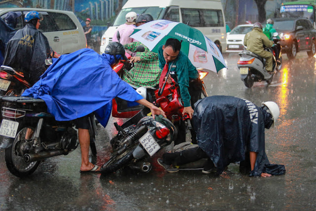 Giao thông trung tâm Sài Gòn rối loạn trong mưa lớn