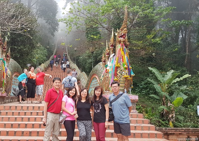 A group photo before walking the 306 steps up to Wat Phra That Doi Sutep.