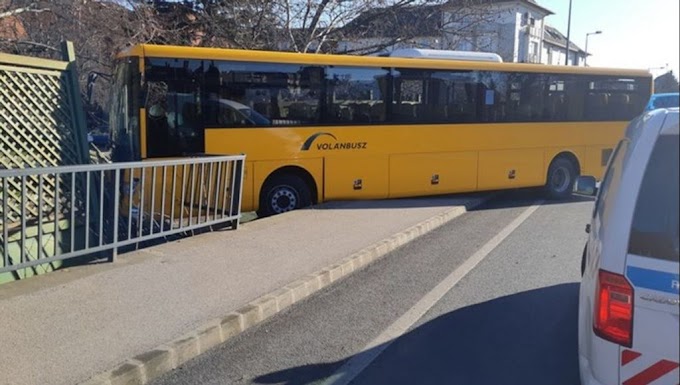 Buszbaleset Győrben - rosszul lett a sofőr, letért a hídról