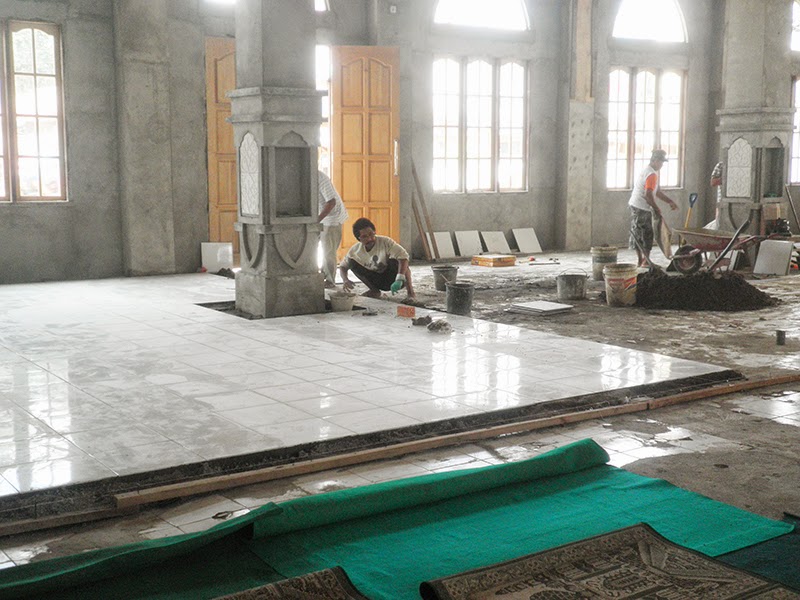  Masjid  Baitul Mukminin Kota Jambi Pemasangan Keramik  Lantai