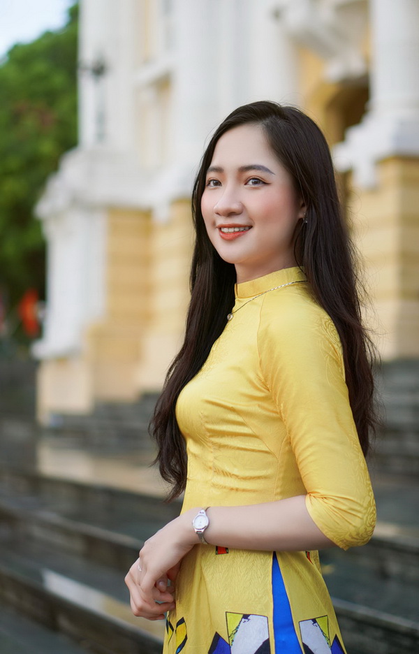 Thiếu nữ áo dài vàng