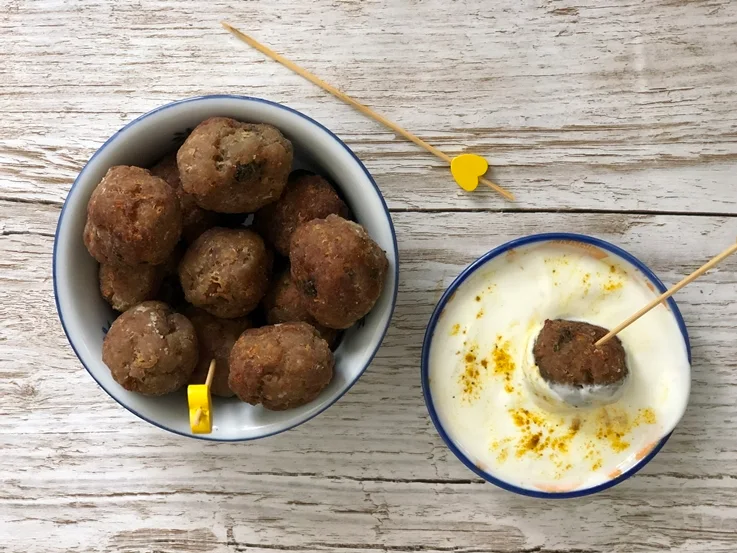 Albóndigas de cordero y berenjena con salsa de yogur