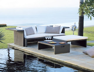 Muebles de exterior en la piscina