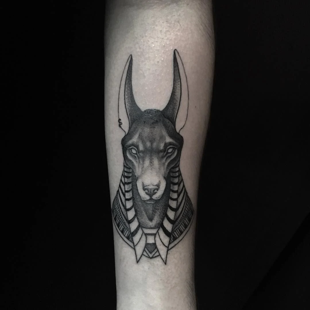 Tatuajes de Anubis en el brazo