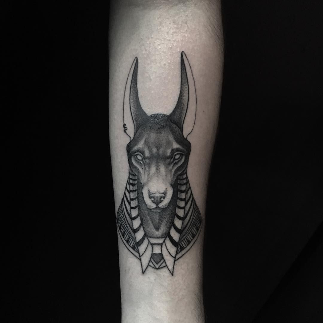 Tatuajes de Anubis en el brazo