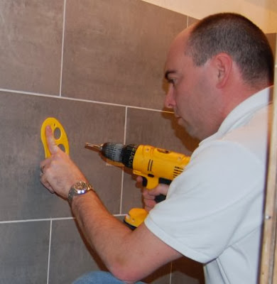 drilling-a-hole-in-ceramic-tile