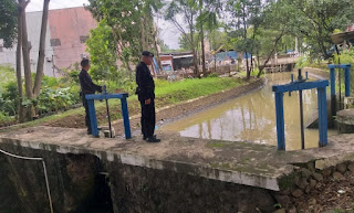 Hujan Deras Mengguyur, Personil Siaga SAR Sat Brimob Polda Jabar Cek Ketinggian Air Sungai