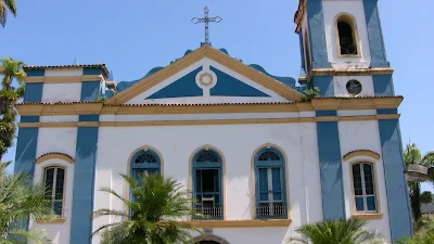 iglesia de estilo colonial, con ventanas de 1/4 punto