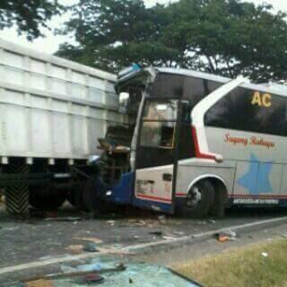 Kecelakaan bis Sugeng Rahayu vs Truk IndoBlazer com