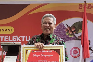 Bupati Kubu Raya, Muda Mehendrawan usai menerima penghargaan KI, di salah satu hotel Pontianak, Kalbar, Selasa (23/1/2024). ANTARA/Rizki Fadriani.