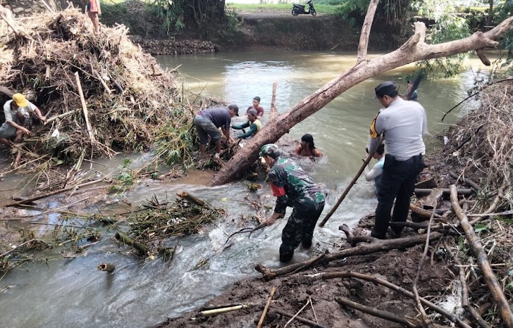 INILAH, Aliran Sungai Tersumbat, Babinsa Ajak Masyarakat Gotong Royong Bersihkan Sampah
