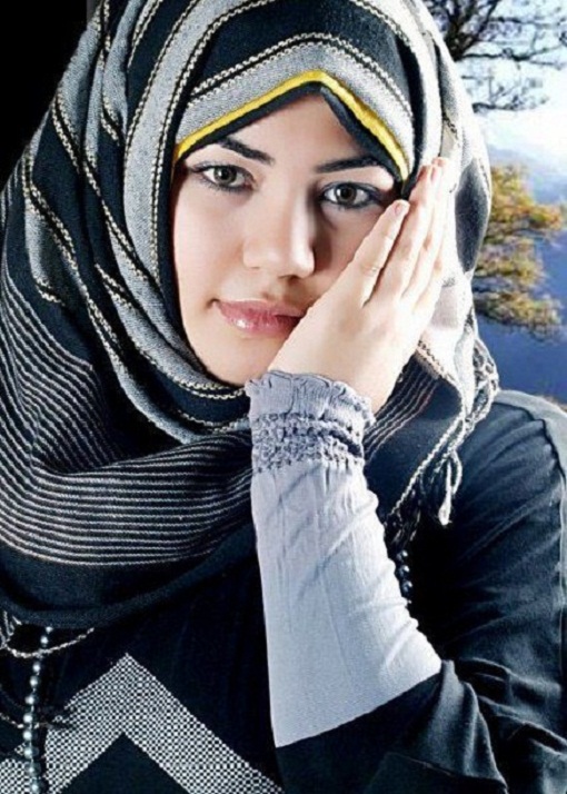 Cute And Beautiful Women in Scarf  Scarf Tying for Wome 