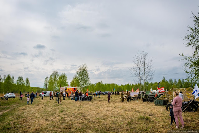 Люди в поле перед сценой