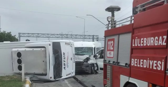 Kırklareli Lüleburgaz'da fabrika işçilerini taşıyan minibüsle midibüs çarpıştı, 11 kişi yaralandı