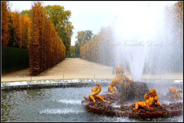 Fountain château de Versailles autumn