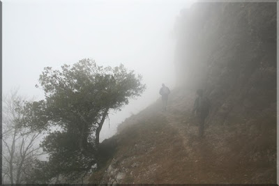 Avanzando bajo la espesa niebla buscando la ermita