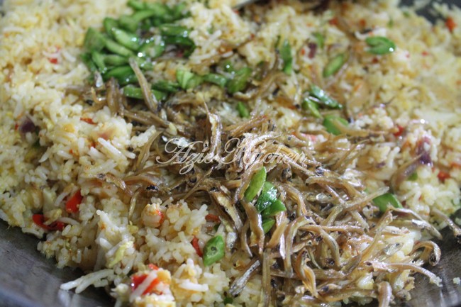 Nasi Goreng Ikan Bilis Petai Yang Sangat Sedap - Azie Kitchen