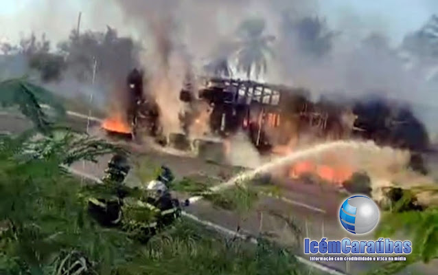 Carreta pega fogo após tombar em rodovia e Bombeiros são acionados para apagar as chamas no RN; veja vídeo