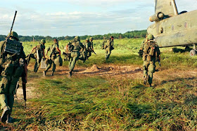 Soldados subiendo a Chinook