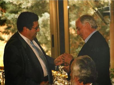 Josep Paredes Prats recibiendo la Insignia de Plata de la Federación Catalana de Ajedrez