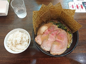 チバリラーメンとライスの写真