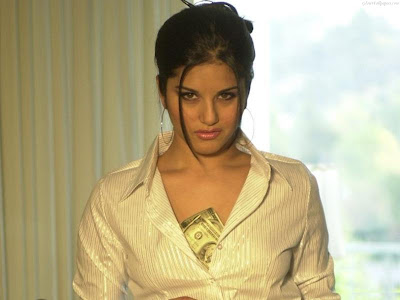 Sunny Leone Glamorous Model Wallpaper