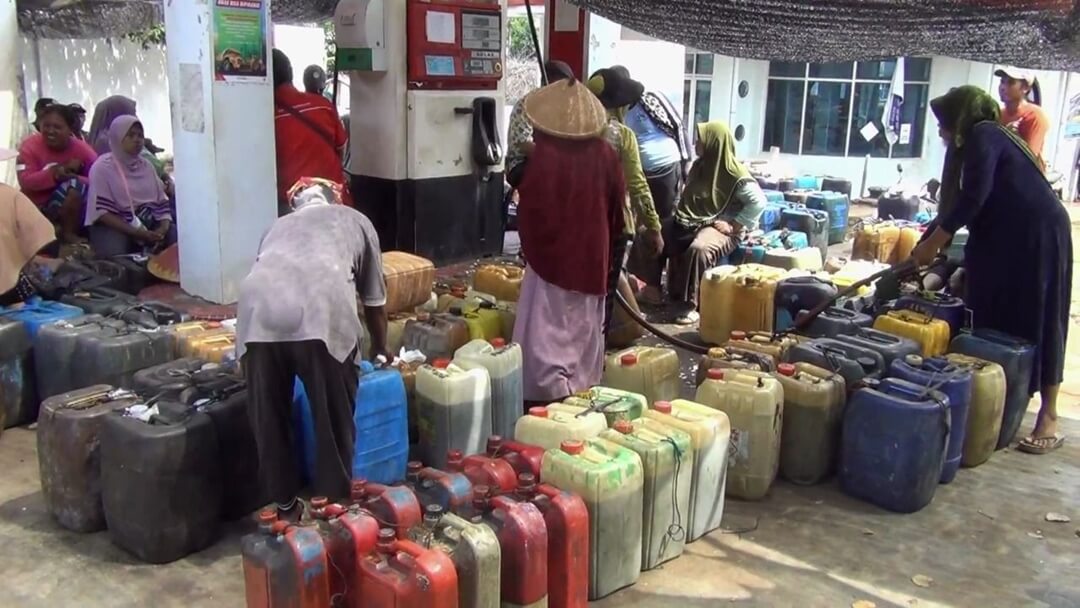 Tumpukan jerigen tampak berderet memenuhi halaman SPBUN Rowosari Kendal.