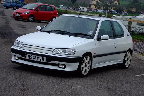 Peugeot 306 cheap white color and the engine still looks very good from the