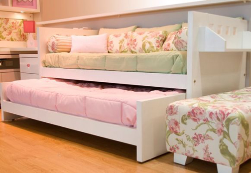 Dormitorio 2 colores con cama que ahorra espacio