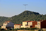Montmajor amb la Torre dels Moros al seu darrere, vista des de la rotonda de la carretera a L'Espunyola