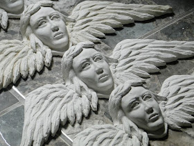 Anjos para a moldura da Via Sacra