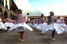 Mujeres bailando en el Carnaval de Ayacucho