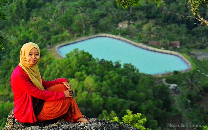 Spot foto berlatarkan Embung Nglanggeran