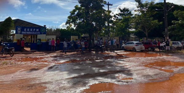 Idosos com mais de 65 anos fazem fila para receber primeira dose de vacina contra Covid em Guajará-Mirim, RO