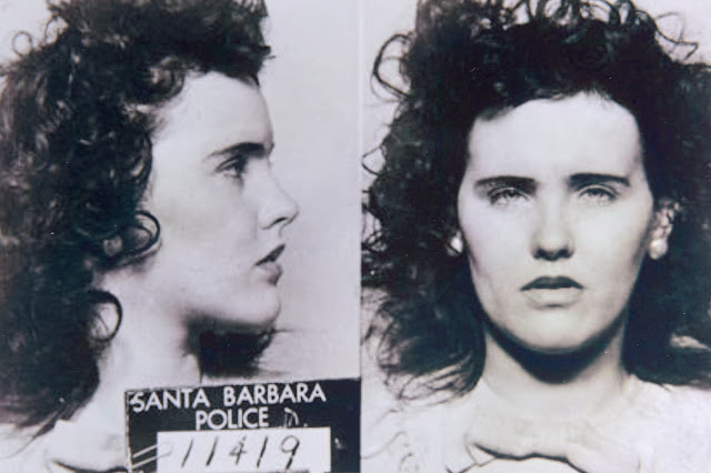 En la vida real, el caso del asesinato de Black Dahlia nunca se resolvió, y quien cortó a Elizabeth Short por la mitad evadió a la policía hasta el día de hoy.