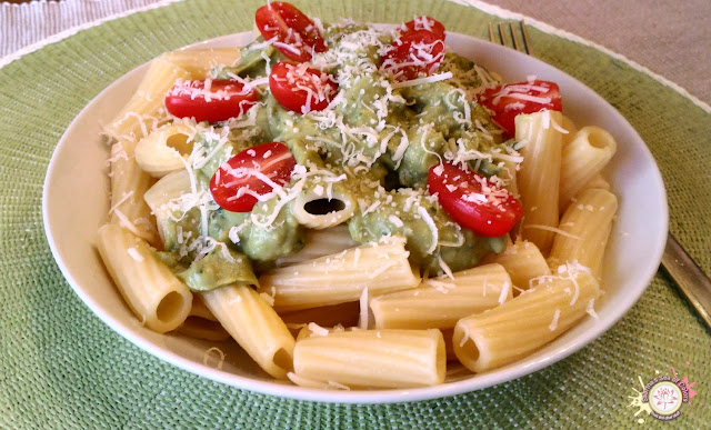 Pasta al pesto de aguacate