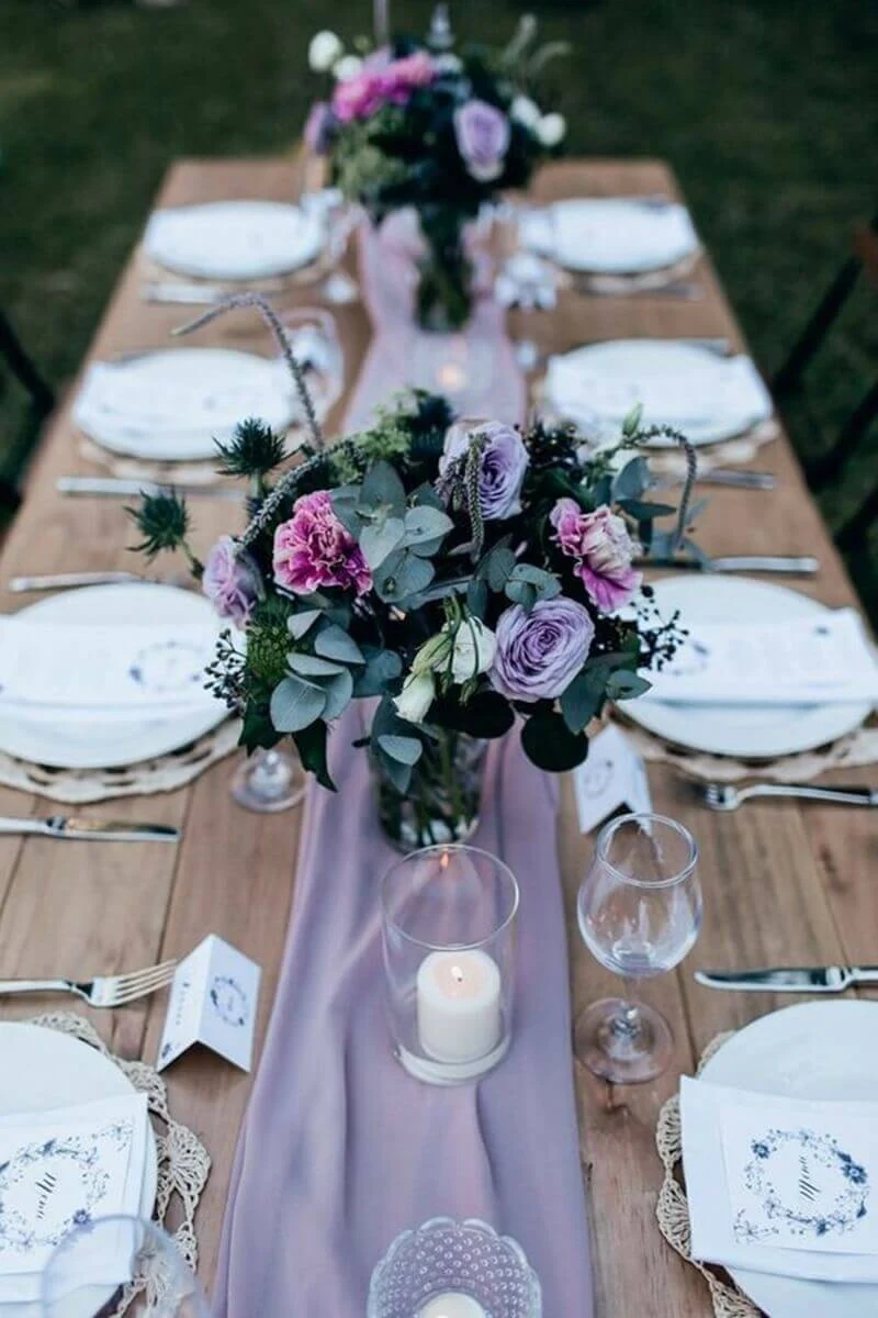 Decoração de Casamento Lavanda: Elegância e Romance em Tons de Roxo - mesa do casamento lavanda