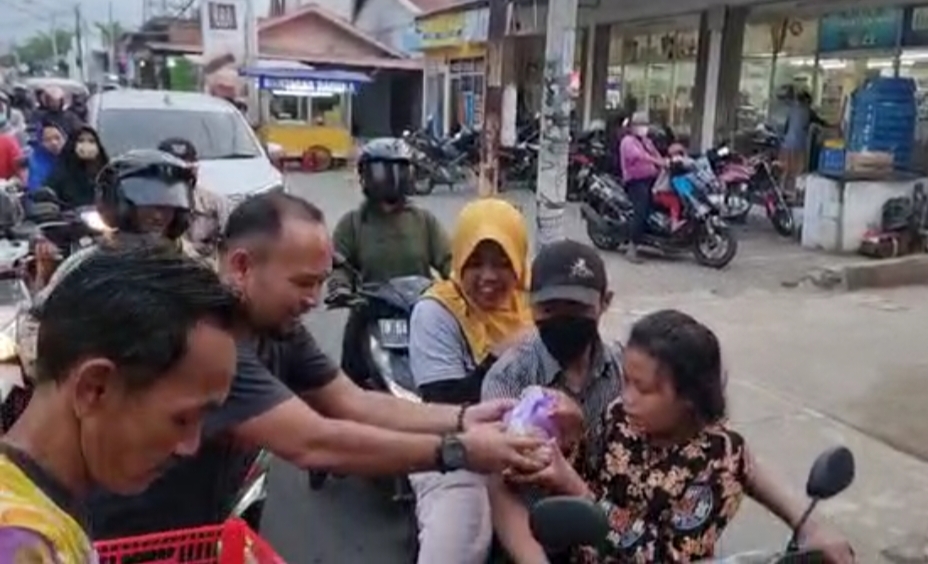 Jumat Berkah Anggota Kepolisian Polres Metro Kabupaten Bekasi  H Saiful Nyamat Berbagi Takjil