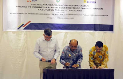 Langgur, Malukupost.com - Pemerintah Kabupaten (Pemkab) Maluku Tenggara (Malra) melakukan penandatanganan nota kesepahaman (Memorandum of Understanding-MoU) pengembangan pembangkit listrik Energi Baru dan Terbarukan (EBT) dengan PT. Indonesia Power Eletric De France investor asal Perancis sebagai solusi menjawab kebutuhan masyarakat setempat tentang listrik. Berdasarkan pantauan media ini, penandatanganan MoU Pengembangan Pembangkit Listrik EBT dengan konsep Minigrids itu digelar di Langgur, Rabu (13/11).