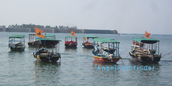 boats waiting to ferry people across to Sindhudurg (fort)