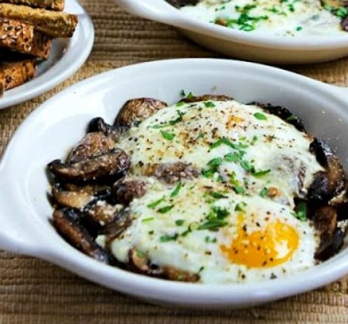 BAKED EGGS WITH MUSHROOMS AND PARMESAN #ketofriendly #lowcarb